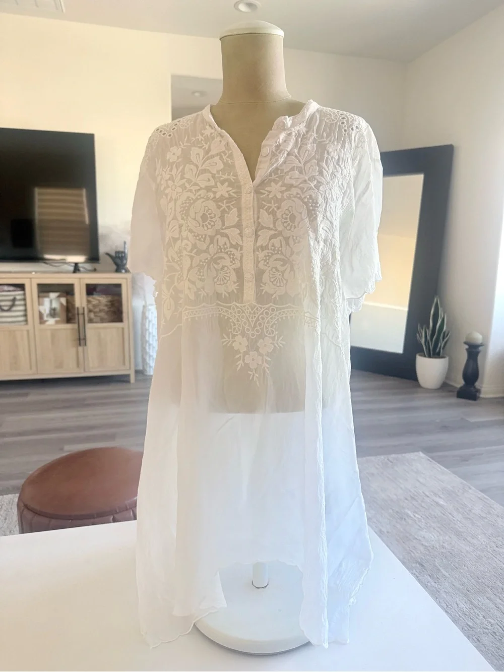 Johnny Was White Embroidered floral Sheer Tunic Top Scalloped Button XL
